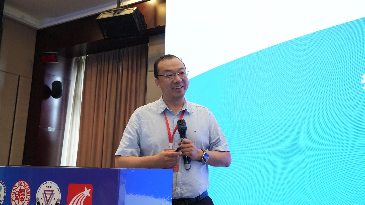 穿着蓝色衣服的男人在电视前AI 生成的内容可能不正确。